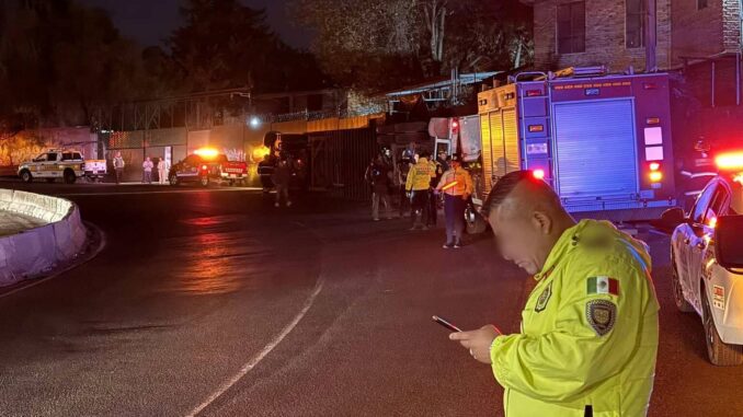 Tráiler con abarrotes vuelca en Viaducto Tlalpan, CDMX
