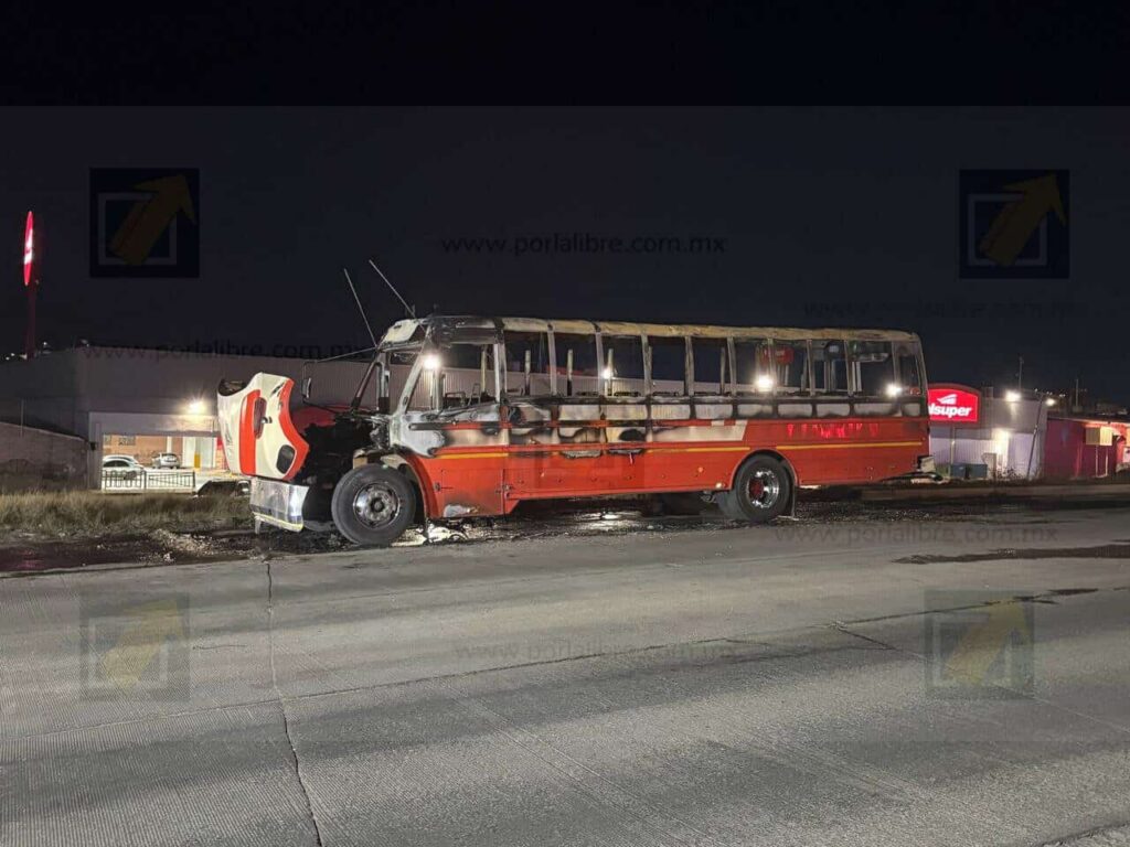 Se incendia camión de transporte de personal en la vialidad Ch-P; no reportan lesionados