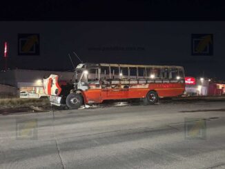 Se incendia camión de transporte de personal en la vialidad Ch-P; no reportan lesionados