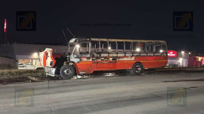 Se incendia camión de transporte de personal en la vialidad Ch-P; no reportan lesionados