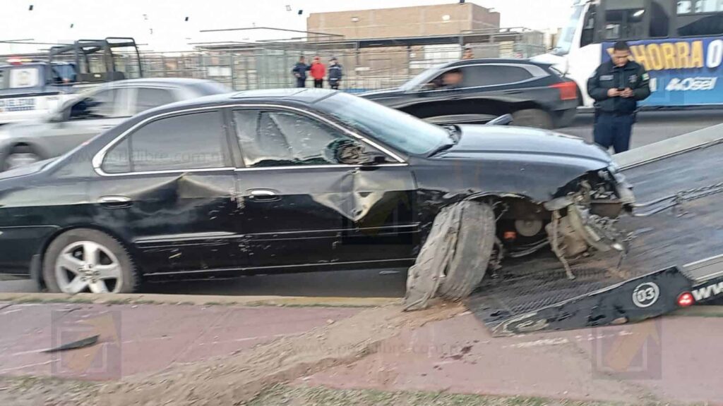 Aparatosa volcadura en la Vialidad Sacramento deja a mujer lesionada