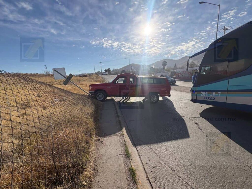 Se registra choque por vuelta prohibida entre autobús y pickup en cruce de Vialidad CH-P