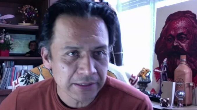 Marx Arriaga suma dos días atrincherado en oficina; anuncia asamblea
