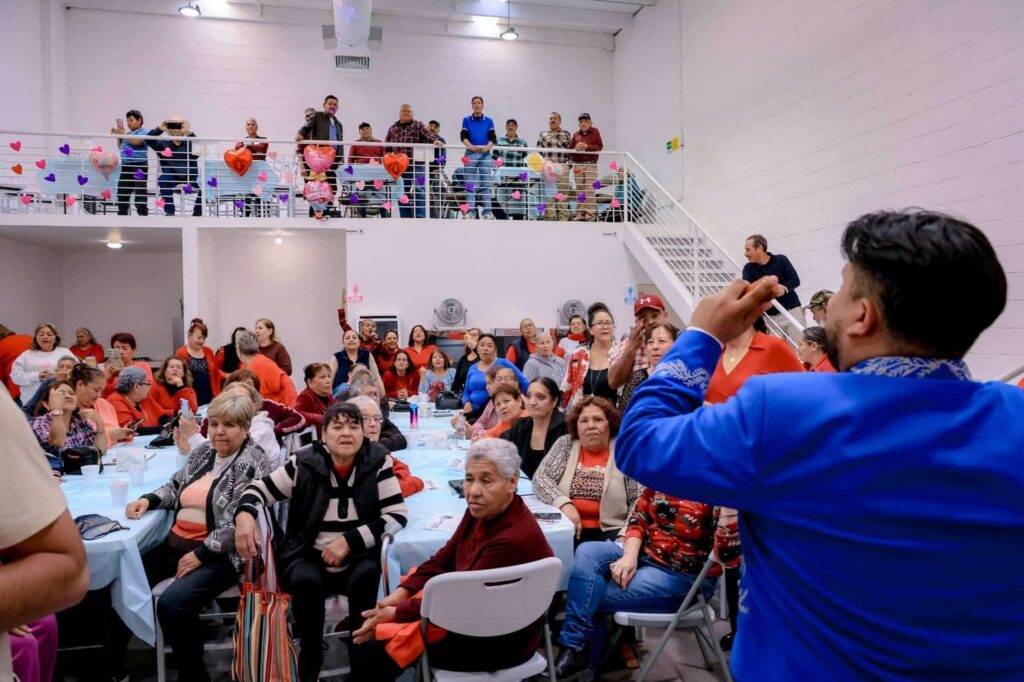 Sorprende Marco Bonilla con mariachi a abuelitos de Clubs del Abuelo por Día de San Valentín