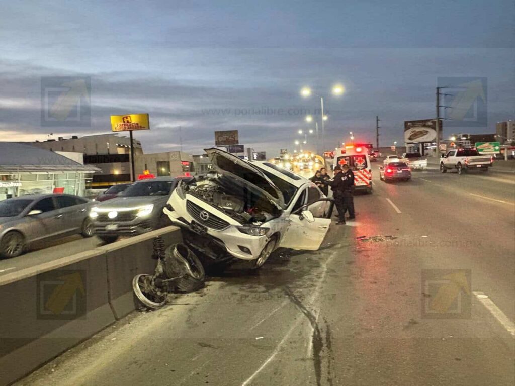 Conductor de Mazda 6 vuelca tras impactar contra muro en el Periférico de la Juventud