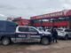 Conductor confunde su vehículo y aborda otro al salir de una tienda