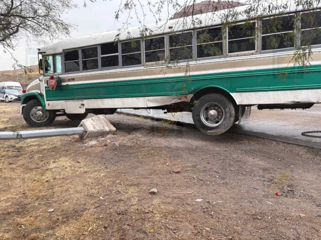 Accidente de camión maquilero deja tres mujeres lesionadas y caos vial en la carretera Chihuahua–Aldama