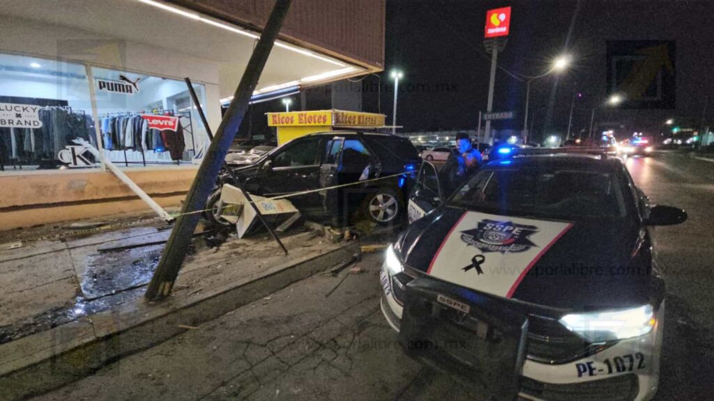 Conductor ebrio impacta tres veces a exceso de velocidad en cruce de las avenidas Universidad y Agustín Melgar