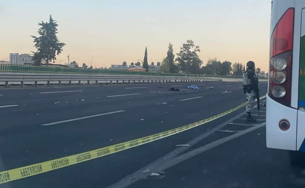 Atropellan a pareja en la México-Pachuca; automovilistas siguieron circulando