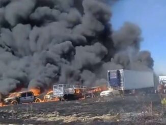 Incendio en corralón de la Fiscalía de Tlaxcala consume 184 vehículos