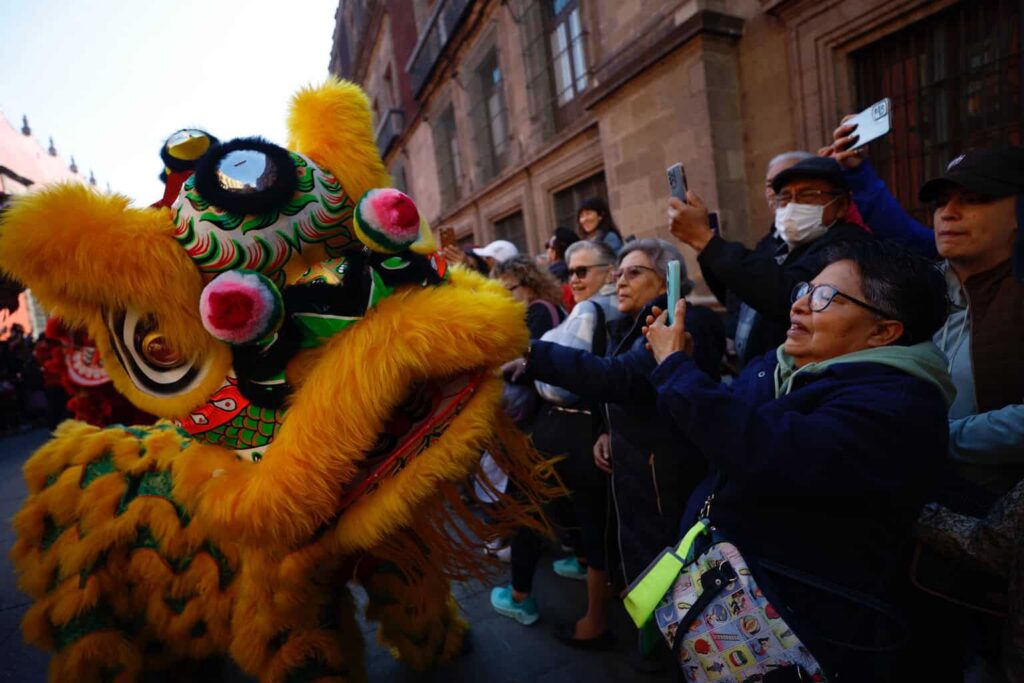 Dragones y leones dan la bienvenida al Año Nuevo chino en CDMX