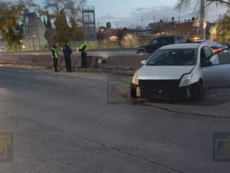 Conductora choca a exceso de velocidad en avenida La Cantera