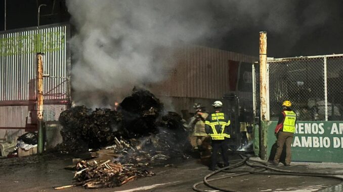 Oportuna respuesta evitó propagación de incendio en recicladora de la avenida H. Colegio Militar