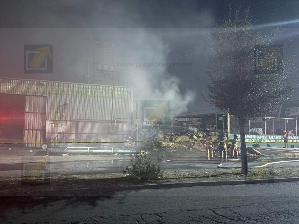 Incendio en empresa recicladora provoca cierre vial en avenida Heroico Colegio