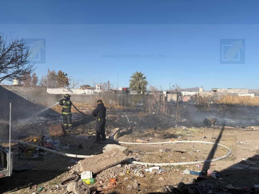 Fuerte incendio alcanza tres domicilios en Jardines de Oriente