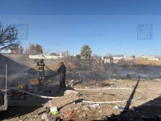 Fuerte incendio alcanza tres domicilios en Jardines de Oriente