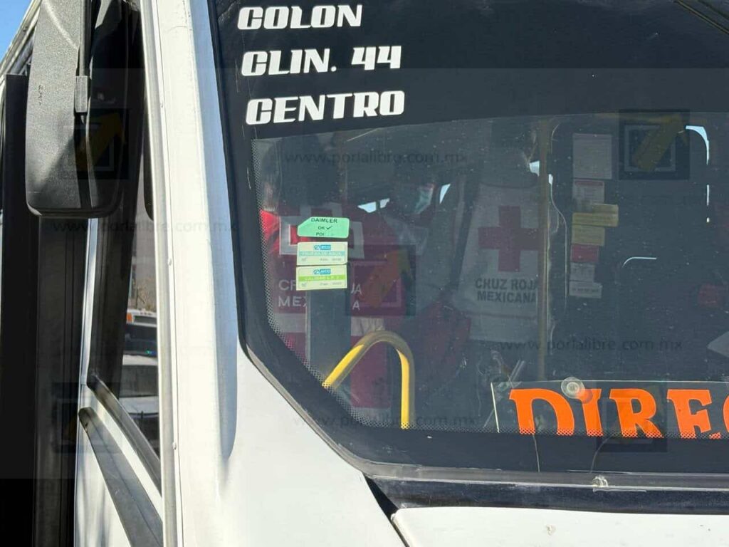 Mujer adulta sufre accidente dentro de camión urbano tras frenado repentino