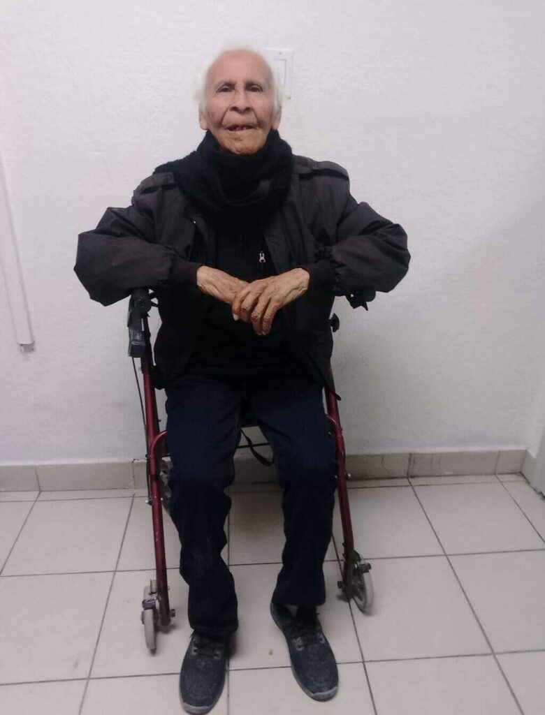 Buscan a familiares de hombre de 90 años extaviado