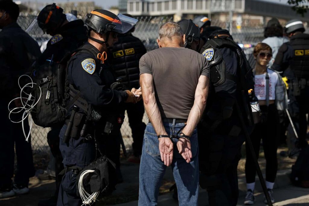 Juez de EE.UU. prohíbe a ICE utilizar datos tributarios para localizar migrantes