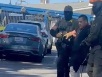 Agentes migratorios irrumpen en una iglesia de Los Ángeles y corretean a feligrés