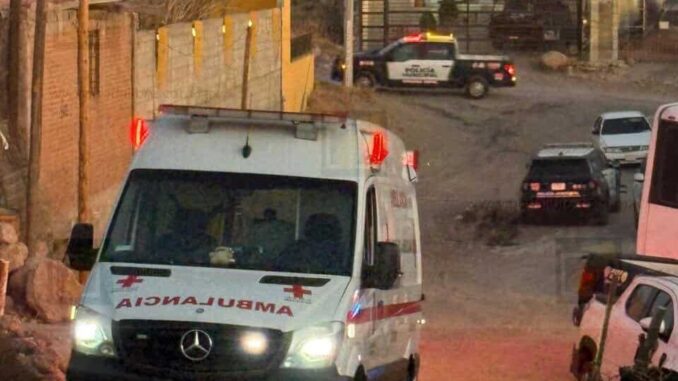 Mujer queda grave tras caer en el fuego; quemaba desechos en un cerro