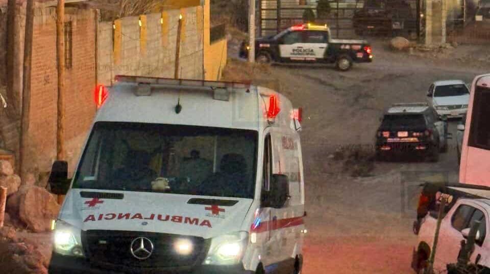 Mujer queda grave tras caer en el fuego; quemaba desechos en un cerro