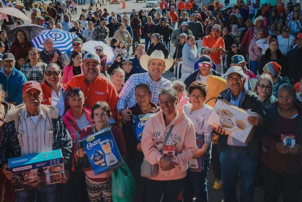 Cumple Marco Bonilla compromiso con familias de Guerrero y comparte tamales por el Día de la Candelaria