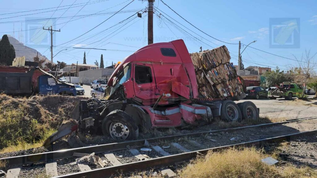 Tráiler averiado sobre las vías es impactado por tren en cruce de la colonia Popular