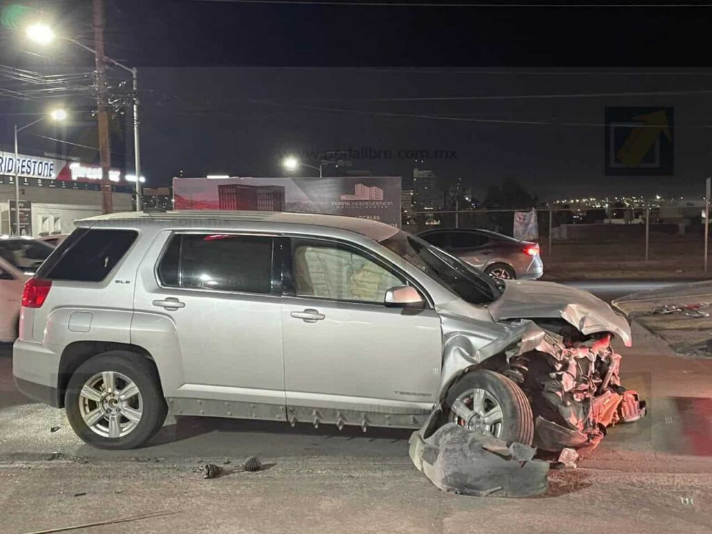 Camioneta se estrella contra poste tras perder el control en San Felipe