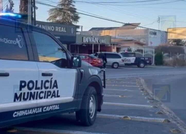 Niño queda atrapado en alcantarilla y es rescatado por policías municipales