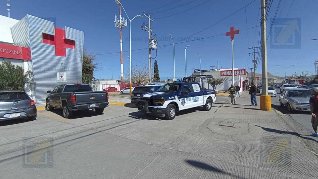 Atacan a balazos a conductor; logró escapar y llegar a Cruz Roja