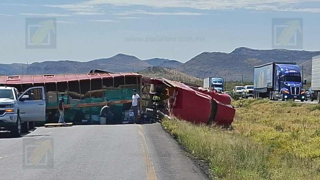 Vuelca tráiler cargado con piso cerámico y bloquea carretera Delicias-Chihuahua