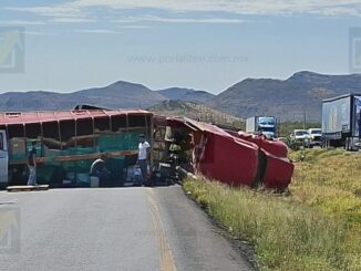 Vuelca tráiler cargado con piso cerámico y bloquea carretera Delicias-Chihuahua