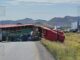 Vuelca tráiler cargado con piso cerámico y bloquea carretera Delicias-Chihuahua