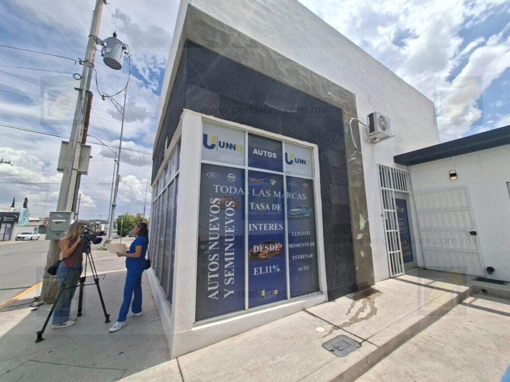 Afectados por autofinanciadora exigen devolución de su dinero; denuncian retrasos en entrega de vehículos