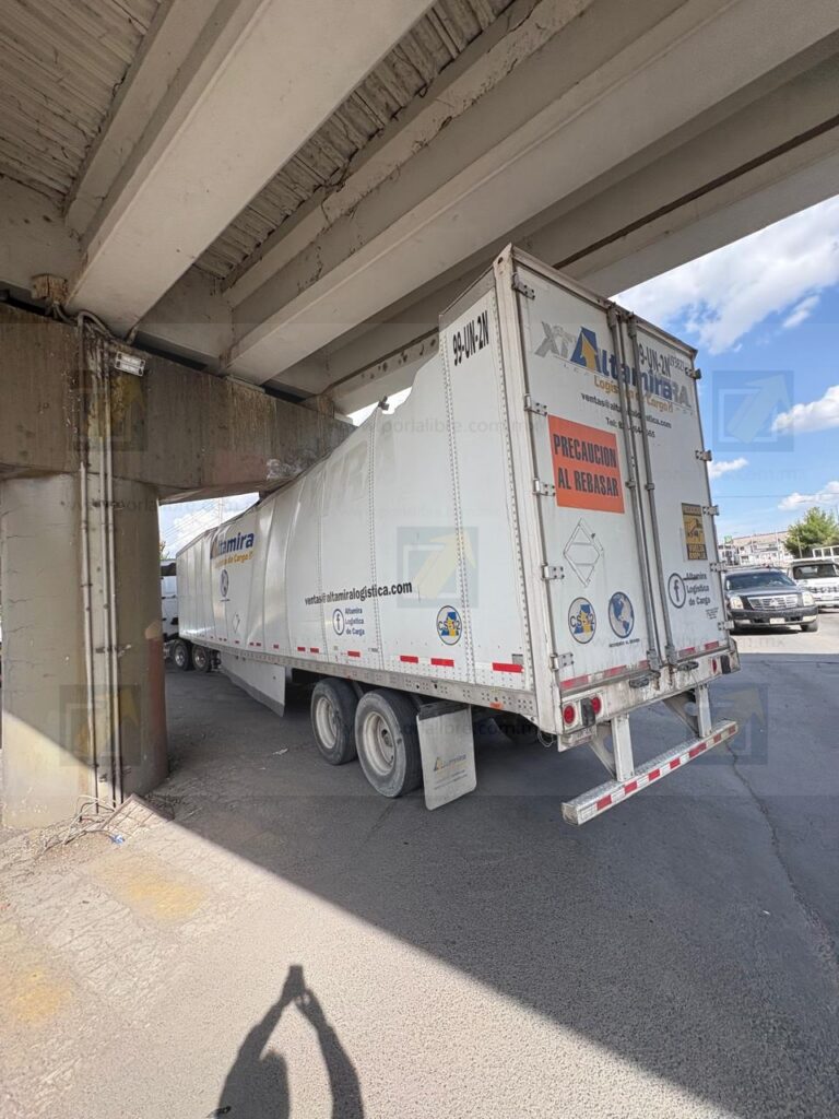 Tráiler queda atorado tras impactar trabe de puente en Teófilo Borunda Sur
