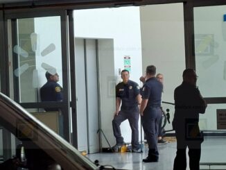  Tres menores y dos adultos quedan atrapados en un elevador