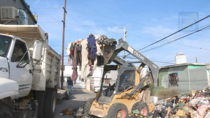Atiende Gobierno Municipal reporte de vivienda con acumulación de basura