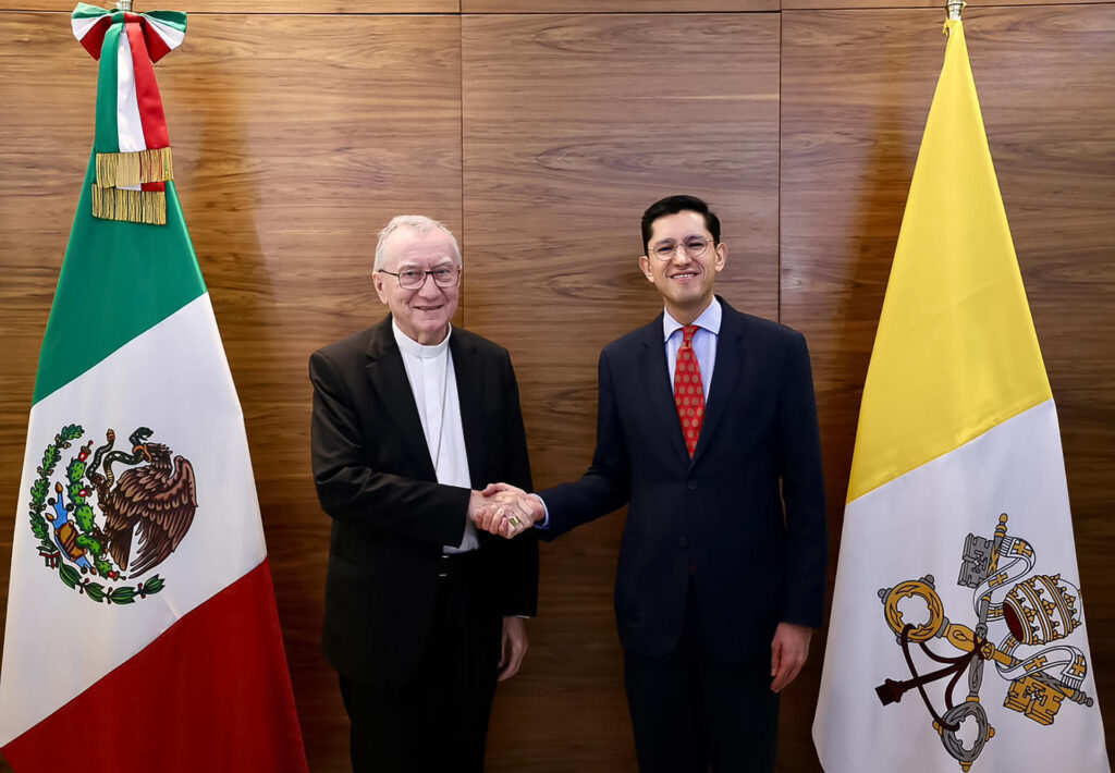 Roberto Velasco dialoga con secretario de Estado del Vaticano sobre agenda bilateral