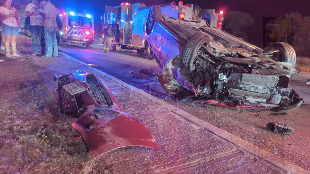 Alcohol y exceso de velocidad terminan en aparatosa volcadura sobre la Vialidad Sacramento