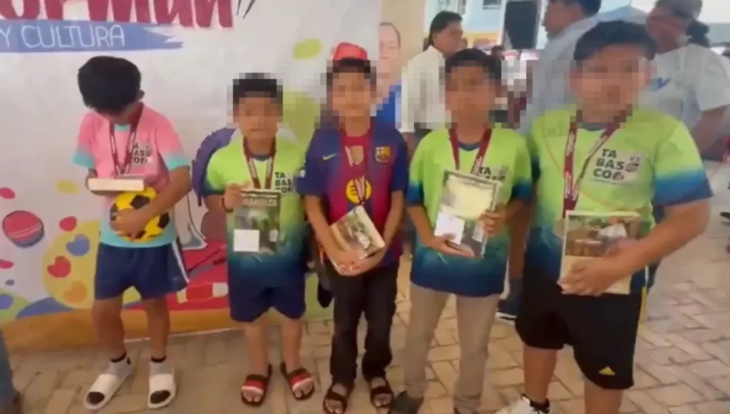 (VIDEO) Niños futbolistas de Tabasco son premiados con libro de AMLO luego de obtener el campeonato