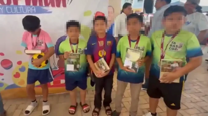 (VIDEO) Niños futbolistas de Tabasco son premiados con libro de AMLO luego de obtener el campeonato