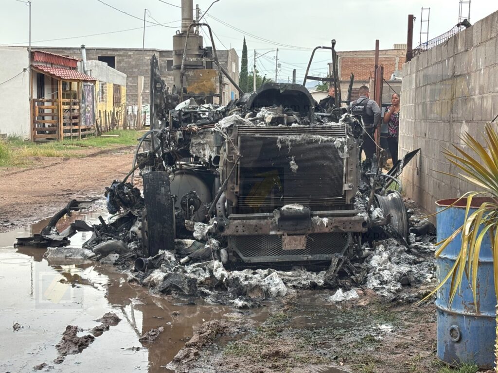 Incendio consume por completo tractocamión estacionado en la colonia 11 de Febrero