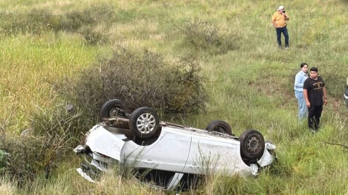 Pareja herida tras salida de camino por pavimento mojado en carretera Chihuahua-Cuauhtémoc
