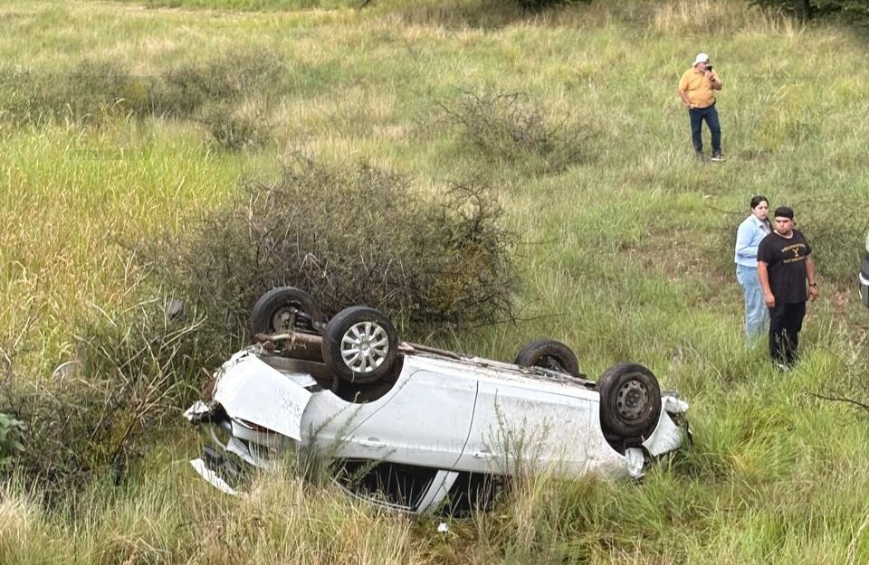 Pareja herida tras salida de camino por pavimento mojado en carretera Chihuahua-Cuauhtémoc