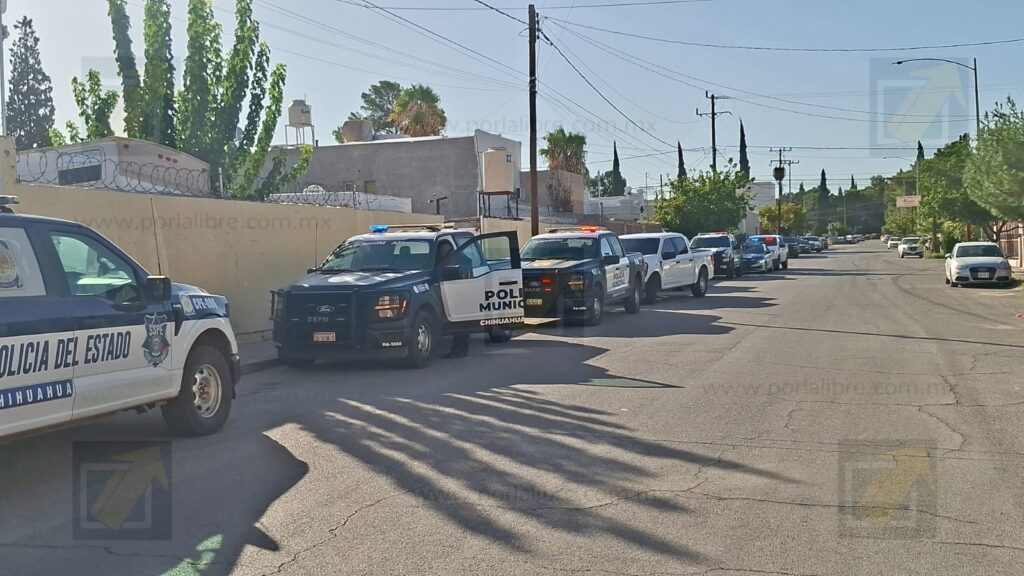 Sujetos armados ingresan a corralón estatal y roban dos camionetas en colonia Altavista 