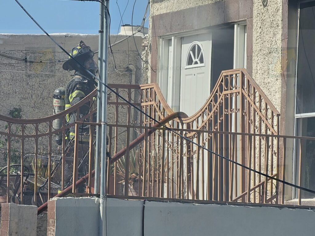 Incendio consume la planta alta de una vivienda en la colonia Granjas
