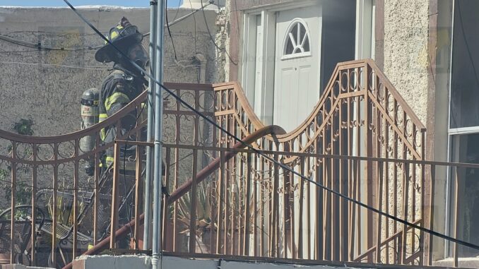 Incendio consume la planta alta de una vivienda en la colonia Granjas