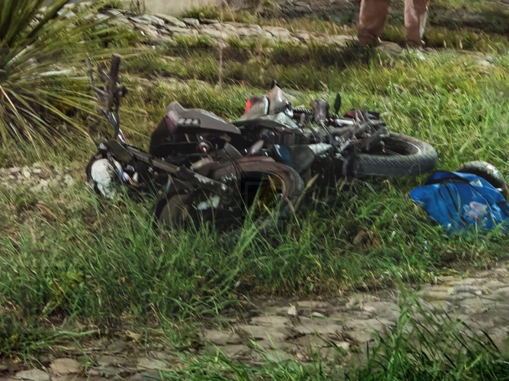 Motociclista queda grave tras salir del camino en el Fuentes Mares frente a Pemex
