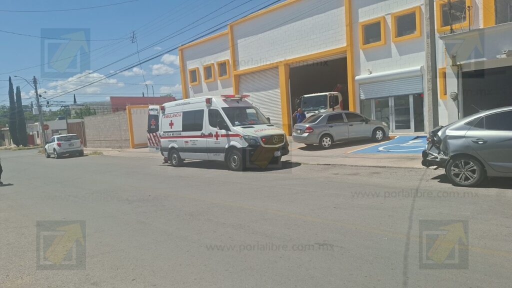 Cajas de cerámica caen sobre trabajador cuando las descargaba en la colonia Granjas